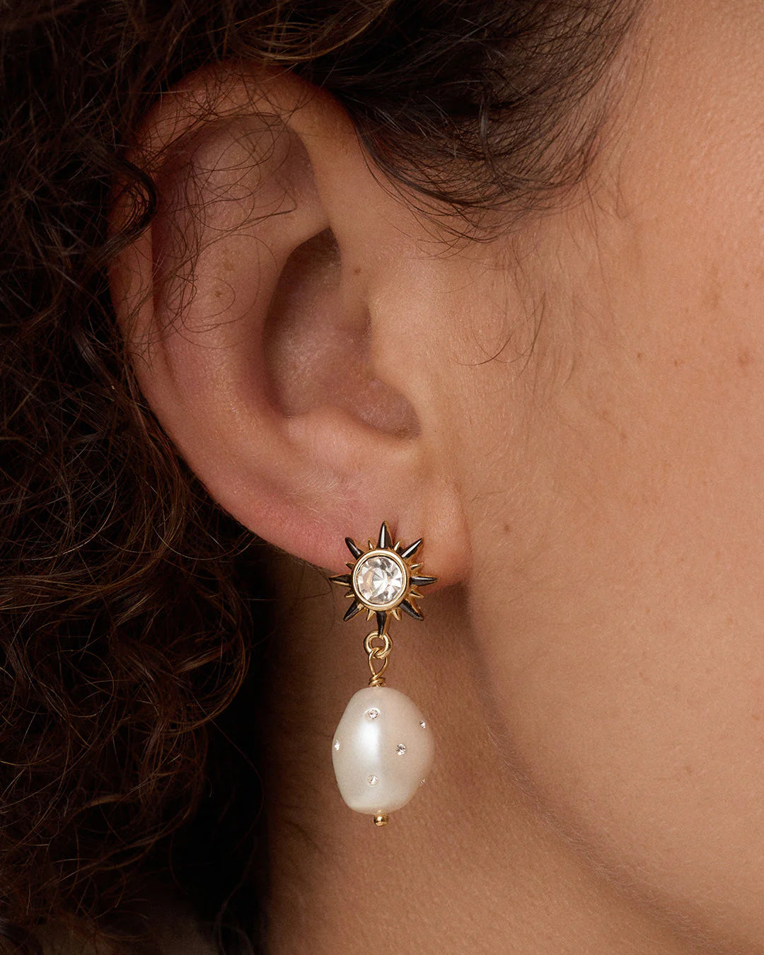 Vintage shimmer pearl drop earrings - gold
