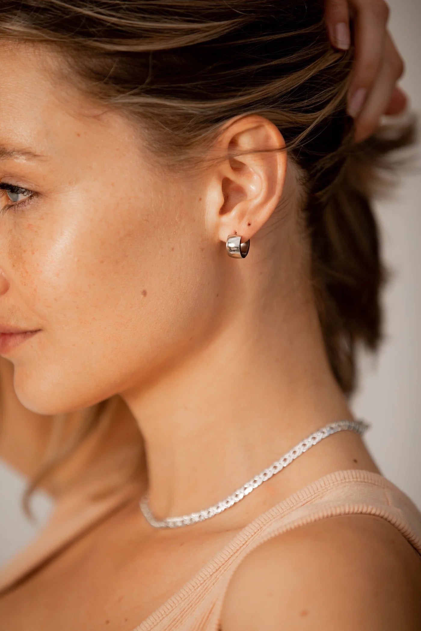 Jax huggie earrings - silver