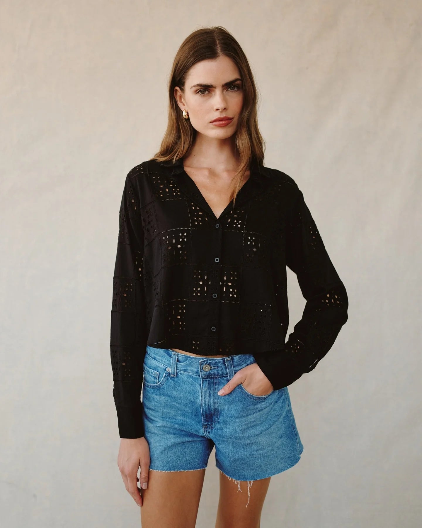 Contrast button down - black